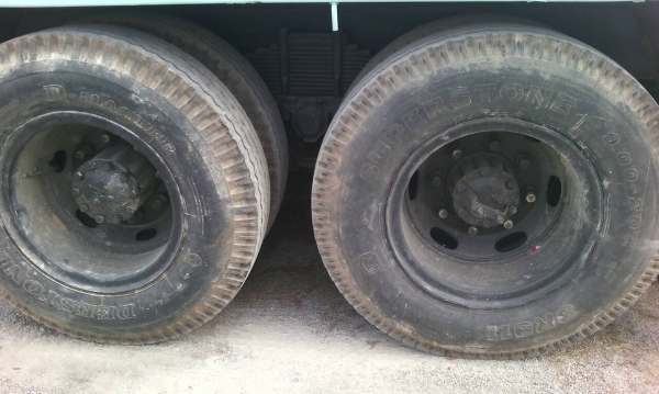 รถอีซูซุ 10 ล้อ หลังถนน FVM  195 แรงม้า. ปี 38   สนใจติดต่อ 081 - 6079515