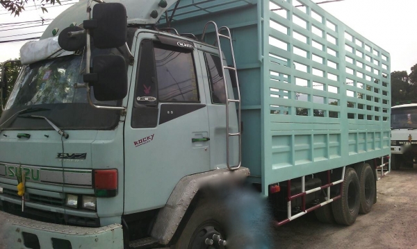 รถอีซูซุ 10 ล้อ หลังถนน FVM  195 แรงม้า. ปี 38   สนใจติดต่อ 081 - 6079515