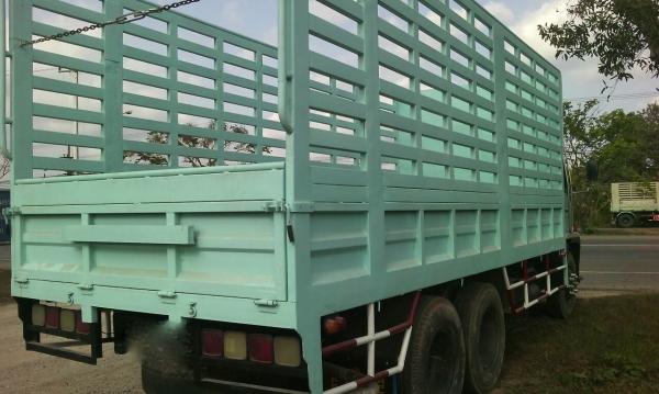 รถอีซูซุ 10 ล้อ หลังถนน FVM  195 แรงม้า. ปี 38   สนใจติดต่อ 081 - 6079515