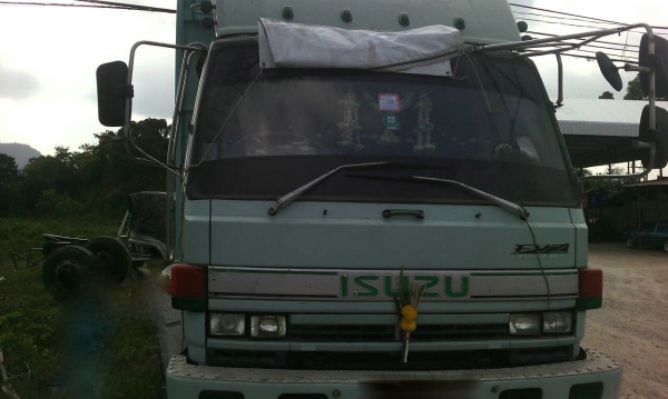 รถอีซูซุ 10 ล้อ หลังถนน FVM  195 แรงม้า. ปี 38   สนใจติดต่อ 081 - 6079515