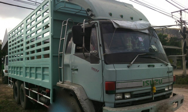 รถอีซูซุ 10 ล้อ หลังถนน FVM  195 แรงม้า. ปี 38   สนใจติดต่อ 081 - 6079515