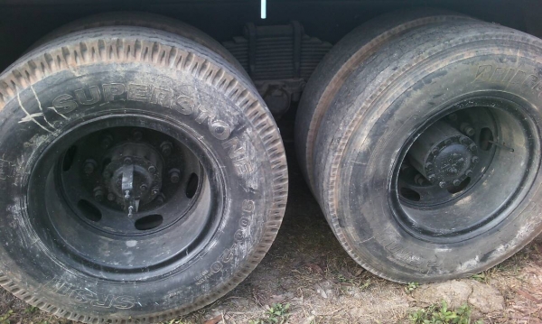 รถอีซูซุ 10 ล้อ หลังถนน FVM  195 แรงม้า. ปี 38   สนใจติดต่อ 081 - 6079515