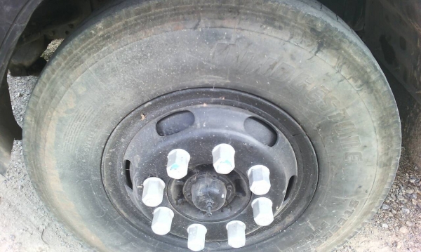 รถอีซูซุ 10 ล้อ หลังถนน FVM  195 แรงม้า. ปี 38   สนใจติดต่อ 081 - 6079515