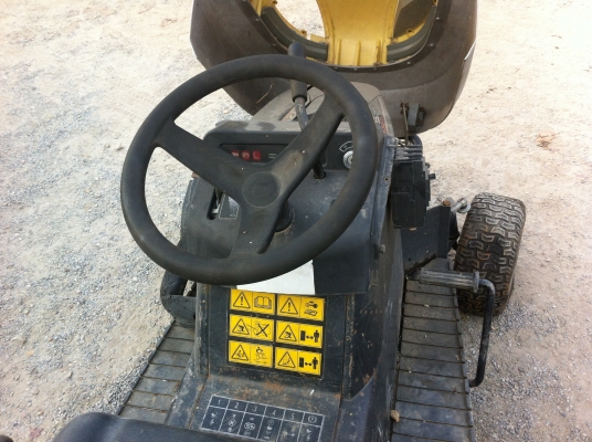 รถตัดหญ้าแบบนั่งขับ ขับเคลื่อนด้วยเครื่องยนต์สูบเดียวขนาด 17.5 แรงม้า รถตัดหญ้าแบบนั่งขับ ขับเคลื่อนด้วยเครื่องยนต์สูบเดียวขนาด 17.5 แรงม้า