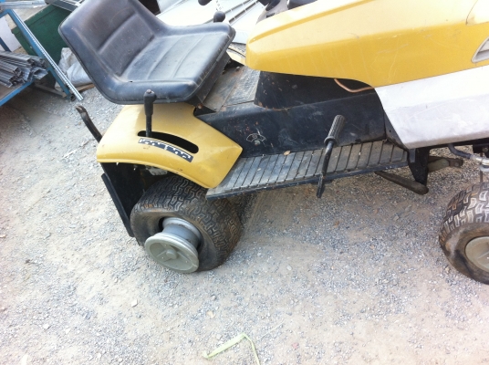 รถตัดหญ้าแบบนั่งขับ ขับเคลื่อนด้วยเครื่องยนต์สูบเดียวขนาด 17.5 แรงม้า รถตัดหญ้าแบบนั่งขับ ขับเคลื่อนด้วยเครื่องยนต์สูบเดียวขนาด 17.5 แรงม้า