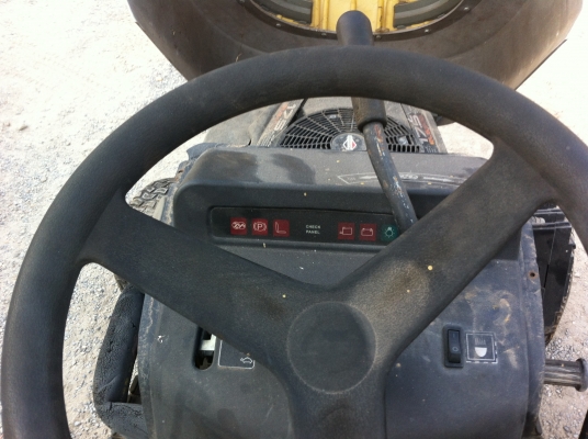 รถตัดหญ้าแบบนั่งขับ ขับเคลื่อนด้วยเครื่องยนต์สูบเดียวขนาด 17.5 แรงม้า รถตัดหญ้าแบบนั่งขับ ขับเคลื่อนด้วยเครื่องยนต์สูบเดียวขนาด 17.5 แรงม้า