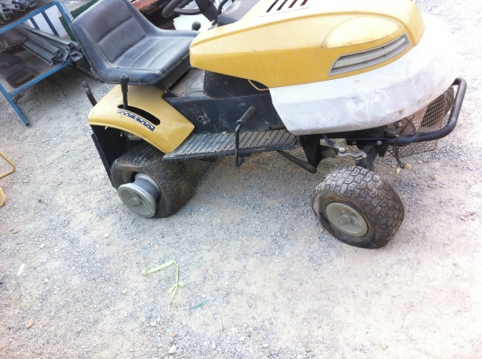 รถตัดหญ้าแบบนั่งขับ ขับเคลื่อนด้วยเครื่องยนต์สูบเดียวขนาด 17.5 แรงม้า