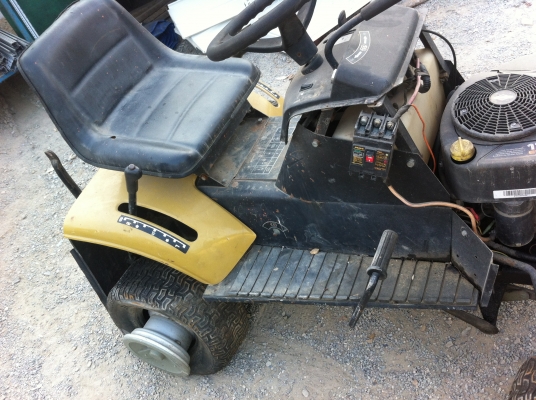 รถตัดหญ้าแบบนั่งขับ ขับเคลื่อนด้วยเครื่องยนต์สูบเดียวขนาด 17.5 แรงม้า รถตัดหญ้าแบบนั่งขับ ขับเคลื่อนด้วยเครื่องยนต์สูบเดียวขนาด 17.5 แรงม้า