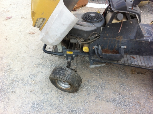 รถตัดหญ้าแบบนั่งขับ ขับเคลื่อนด้วยเครื่องยนต์สูบเดียวขนาด 17.5 แรงม้า รถตัดหญ้าแบบนั่งขับ ขับเคลื่อนด้วยเครื่องยนต์สูบเดียวขนาด 17.5 แรงม้า