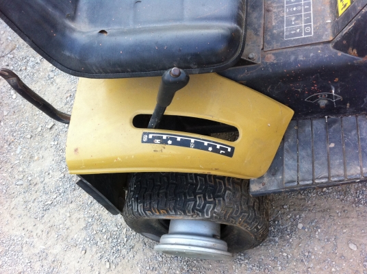 รถตัดหญ้าแบบนั่งขับ ขับเคลื่อนด้วยเครื่องยนต์สูบเดียวขนาด 17.5 แรงม้า รถตัดหญ้าแบบนั่งขับ ขับเคลื่อนด้วยเครื่องยนต์สูบเดียวขนาด 17.5 แรงม้า