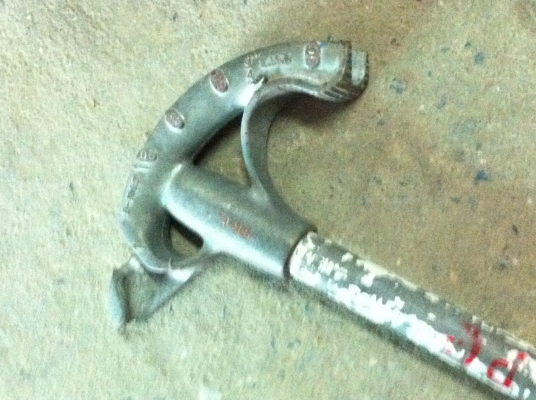 ก้านรางดัดแแป็ปให้โค้งขนาดต่างๆ ยี่ห้อ EMT มีสามขนาด 1นิ้ว 3/4 นิ้ว 1/2 นิ้ว