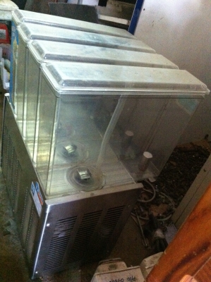 เครื่องจ่ายน้ำหวานและทำความเย็นในตัวแบบ 4 โถ ขนาดความจุแต่ละช่อง 10 ลิตร