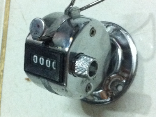 ตัวกดนับจำนวน นับได้ 0 - 9999 กดง่ายเบาแรง ขนาดพอเหมาะกับมือแค่ข้างเดียว (มีจำนวนเยอะ)