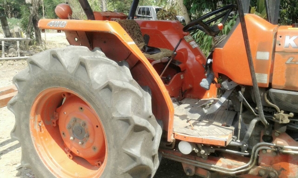 คูโบต้าL4508ใบมีดผานพร้อมเล่มทะเบียนรถใช้ในไร่ครับยังไม่ใด้ล้างครับ235000