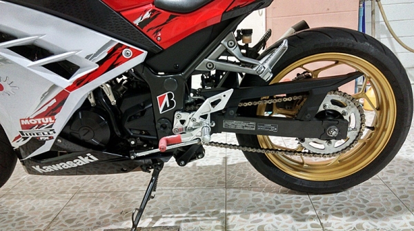 ลดราคา Kawazaki Ninja 250 ปี 2013 พร้อมของแต่งครับ 109,500 บาท ลดราคา Kawazaki Ninja 250 ปี 2013 พร้อมของแต่งครับ 109,500 บาท