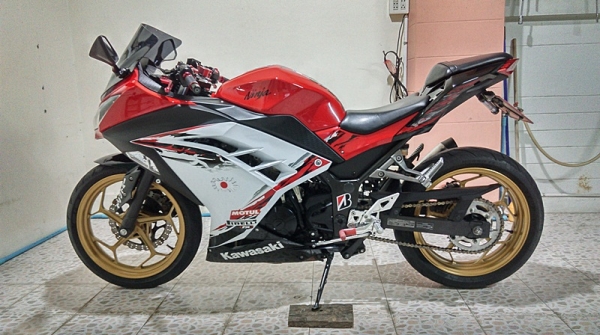 ลดราคา Kawazaki Ninja 250 ปี 2013 พร้อมของแต่งครับ 109,500 บาท ลดราคา Kawazaki Ninja 250 ปี 2013 พร้อมของแต่งครับ 109,500 บาท