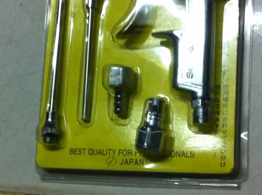 ชุดปืนลมเป่าชิ้นงาน SENKO ในชุดมีท่อลมให้สามขนาด พร้อมข้อต่อสวมแบบต่างๆ