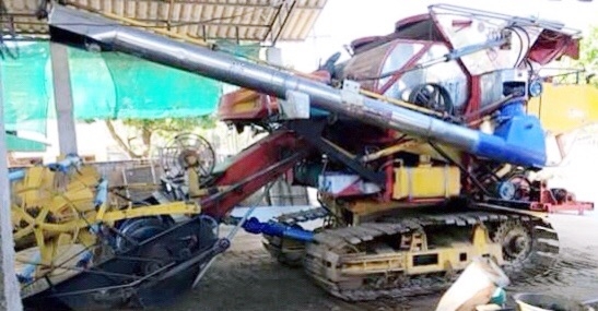 ขายด่วน รถเกี่ยวข้าวเกษตรพัฒนา รุ่น ไอ้หนุ่มไวไฟ ปี 49 รถสภาพดีมากพร้อมทำงานได้เลยครับ เครื่องยนต์ 260 HP 6D16 เทอร์โบ อุ้มปรับระดับ 2.5 ตัน ปั๊มอินตั้นเบอร์ 22 แห้งดีแรงดีสุดๆไม่มีเยิ้มครับ ช่วงล่างใหญ่ตัวเดิน 200 แน่นดีพร้อมใช้งาน ราคาต่อรองได้ครับ