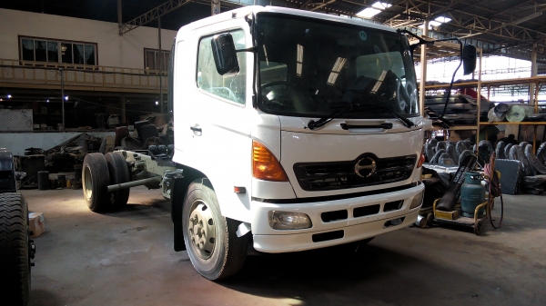 ขาย 6 ล้อ HINO MEGA เครื่อง JO8C 225 แรงม้าระบบน้ำมัน หัวคัชซียาว 5.30 เมตร ยาง 1100 ขอบ 20 รถปี 49 สวยๆพร้อมใช้พร้อมเล่มทะเบียน