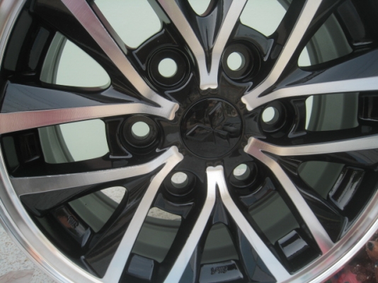 ขายล้อแม็กเดิม pajero sport 16"x7" et38 6 รู 139.7สนใจติดต่อเล็กคลองสามครับ 081-3747940