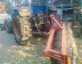 ขายด่วน รถไถแชมป์ CHAMPION 55 Di - 2 เพลา 55 HP รถทำงาน 1,200 ชม. อุปกรณ์ครบ มีใบดันหน้า ผานพรวนดิน 5 สภาพดีมากครับพร้อมทำงานได้เลย เครื่องแห้งแรงดี เกียร์เข้าง่ายไม่มีหลุดใช้งานคล่องดีขับง่าย ช่วงล่างแน่น ยางสภาพดีหน้าหลังประมาณ 65\% พร้อมใช้งาน เอกสารสัญ