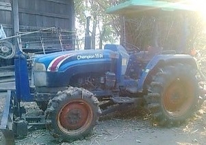 ขายด่วน รถไถแชมป์ CHAMPION 55 Di - 2 เพลา 55 HP รถทำงาน 1,200 ชม. อุปกรณ์ครบ มีใบดันหน้า ผานพรวนดิน 5 สภาพดีมากครับพร้อมทำงานได้เลย เครื่องแห้งแรงดี เกียร์เข้าง่ายไม่มีหลุดใช้งานคล่องดีขับง่าย ช่วงล่างแน่น ยางสภาพดีหน้าหลังประมาณ 65\% พร้อมใช้งาน เอกสารสัญ