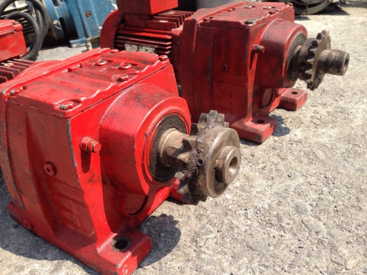 ขายมอเตอร์เกียร์ Sew eurodrive ขนาด 1HP. 380V อัตราทด 1:85 เพลาออก 17 รอบต่อนาที สภาพสวย วิ่งนิ่ม พร้อมใช้งาน มี 2 ตัวครับ ( เหลือ 1 ตัวครับ ) ขายมอเตอร์เกียร์ Sew eurodrive ขนาด 1HP. 380V อัตราทด 1:85 เพลาออก 17 รอบต่อนาที สภาพสวย วิ่งนิ่ม พร้อมใช้งาน มี 2 ตัวครับ ( เหลือ 1 ตัวครับ )