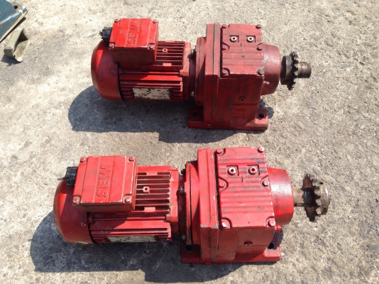 ขายมอเตอร์เกียร์ Sew eurodrive ขนาด 1HP. 380V อัตราทด 1:85 เพลาออก 17 รอบต่อนาที สภาพสวย วิ่งนิ่ม พร้อมใช้งาน มี 2 ตัวครับ ( เหลือ 1 ตัวครับ )