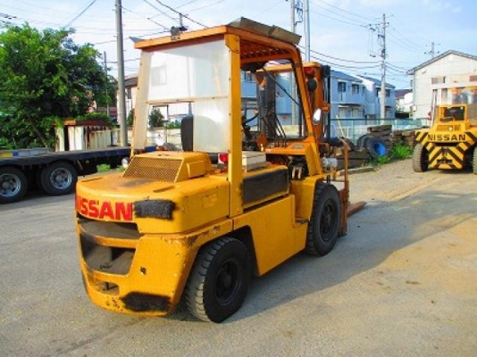 ขายรถโฟล์คลิฟท์มือสอง NISSAN รุ่น YF03 195,000 บาท นำเข้าจากประเทศญี่ปุ่น 100\% ไม่เคยใช้งานในประเทศไทย