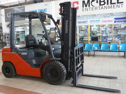 ขายรถโฟล์คลิฟท์ TOYOTA รุ่น 8FG25 ราคา 355,000 บาท นำเข้าจากประเทศญี่ปุ่น 100\% ไม่เคยใช้งานในประเทศไทย