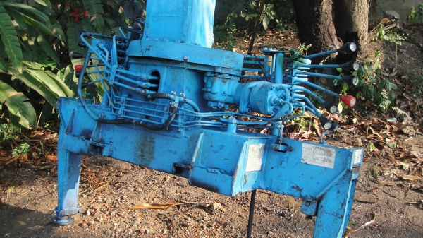 เครน UNIC V-TURBO 2.5ตัน รุ่นใหม่6เหลี่ยม ท้องวี หลังวี 3ปลอก2ชัก เก่านอก อุปกรณ์ครบ สภาพสวย ราคาถูก