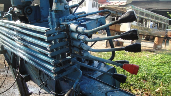 เครน UNIC V-TURBO 2.5ตัน รุ่นใหม่6เหลี่ยม ท้องวี หลังวี 3ปลอก2ชัก เก่านอก อุปกรณ์ครบ สภาพสวย ราคาถูก