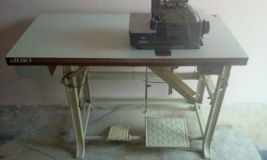 ชายจักรพ้งjukiพร้อมโต๊ะสภาพดีราคาไม่แพงมอเตอร์ทำงานเงียบ