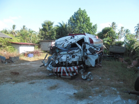 (ขาย...หัว-คัสซี)ขายซากรถน้ำมัน 10 ล้อเพลาเดียว240แรง isuzu.Fvm34 ปี53 เครื่องไม่โดน คัสซีนิดหน่อย....