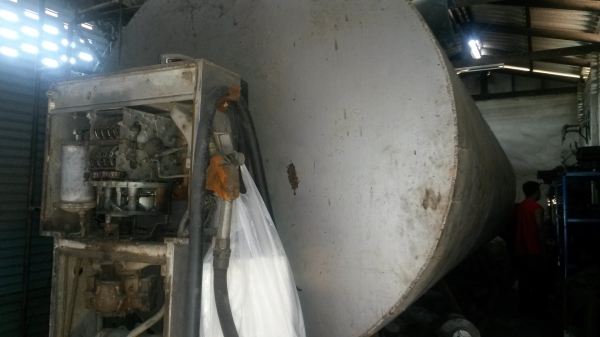 ขายแท้งค์น้ำมันขนาดใหญ่ พร้อมตู้เติมน้ำมันไม่เป็นสนิมครับ เก็บไว้ในร่มใช้งานได้ปรกติ น้ำมันยังอยู่ในถังอีกเยอะครับ ขาย 58000 บาท