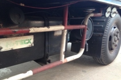 ISUZU NKR 110 HP 4BE1 ปี 31 รถบรรทุกหกล้อตู้แห้ง 3 บานความยาว 4.30 เมตรสภาพดีสภาพสวยพร้อมบรรทุกได้เลยครับ เครื่องยนต์เดิมๆแห้งดีแรงดี ภายในเก๋งสะอาดคอนโซลสวยครบ พวงมาลัยธรรมดา เกียร์สั้น ช่วงล่างแน่นคัชซีสวยเดิมไม่มีบวม คานหน้าเดิม 5 น็อต ชุดเฟืองท้ายใหญ่