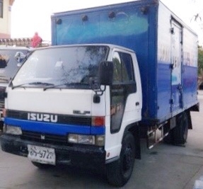 ISUZU NKR 110 HP 4BE1 ปี 31 รถบรรทุกหกล้อตู้แห้ง 3 บานความยาว 4.30 เมตรสภาพดีสภาพสวยพร้อมบรรทุกได้เลยครับ เครื่องยนต์เดิมๆแห้งดีแรงดี ภายในเก๋งสะอาดคอนโซลสวยครบ พวงมาลัยธรรมดา เกียร์สั้น ช่วงล่างแน่นคัชซีสวยเดิมไม่มีบวม คานหน้าเดิม 5 น็อต ชุดเฟืองท้ายใหญ่