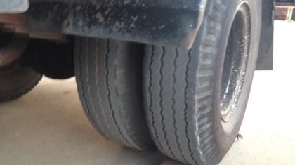 ISUZU NKR 110 HP 4BE1 ปี 31 รถบรรทุกหกล้อตู้แห้ง 3 บานความยาว 4.30 เมตรสภาพดีสภาพสวยพร้อมบรรทุกได้เลยครับ เครื่องยนต์เดิมๆแห้งดีแรงดี ภายในเก๋งสะอาดคอนโซลสวยครบ พวงมาลัยธรรมดา เกียร์สั้น ช่วงล่างแน่นคัชซีสวยเดิมไม่มีบวม คานหน้าเดิม 5 น็อต ชุดเฟืองท้ายใหญ่