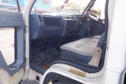 ISUZU NKR 110 HP 4BE1 ปี 31 รถบรรทุกหกล้อตู้แห้ง 3 บานความยาว 4.30 เมตรสภาพดีสภาพสวยพร้อมบรรทุกได้เลยครับ เครื่องยนต์เดิมๆแห้งดีแรงดี ภายในเก๋งสะอาดคอนโซลสวยครบ พวงมาลัยธรรมดา เกียร์สั้น ช่วงล่างแน่นคัชซีสวยเดิมไม่มีบวม คานหน้าเดิม 5 น็อต ชุดเฟืองท้ายใหญ่