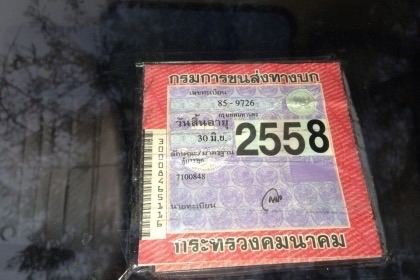 ISUZU NKR 110 HP 4BE1 ปี 31 รถบรรทุกหกล้อตู้แห้ง 3 บานความยาว 4.30 เมตรสภาพดีสภาพสวยพร้อมบรรทุกได้เลยครับ เครื่องยนต์เดิมๆแห้งดีแรงดี ภายในเก๋งสะอาดคอนโซลสวยครบ พวงมาลัยธรรมดา เกียร์สั้น ช่วงล่างแน่นคัชซีสวยเดิมไม่มีบวม คานหน้าเดิม 5 น็อต ชุดเฟืองท้ายใหญ่