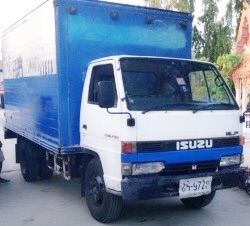 ISUZU NKR 110 HP 4BE1 ปี 31 รถบรรทุกหกล้อตู้แห้ง 3 บานความยาว 4.30 เมตรสภาพดีสภาพสวยพร้อมบรรทุกได้เลยครับ เครื่องยนต์เดิมๆแห้งดีแรงดี ภายในเก๋งสะอาดคอนโซลสวยครบ พวงมาลัยธรรมดา เกียร์สั้น ช่วงล่างแน่นคัชซีสวยเดิมไม่มีบวม คานหน้าเดิม 5 น็อต ชุดเฟืองท้ายใหญ่