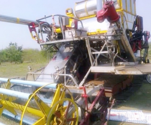 ขายด่วน รถเกี่ยวข้าวเกษตรพัฒนา รุ่น ไอ้หนุ่มไวไฟ เครื่องยนต์วางบน 195 HP HO7D อุ้ม 2.5 ตัน ปั๊มอินตั้นแฝดเบอร์ 22 มอเตอร์ไดกิ้น 22 ช่วงล่างใหญ่ตัวเดินแทรกเตอร์แบบผ่า แน่นดีพร้อมทำงานได้เลยครับ ราคาต่อรองได้ครับ