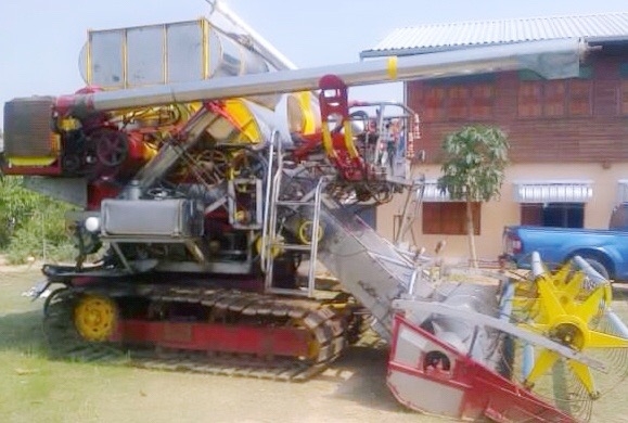 ขายด่วน รถเกี่ยวข้าวเกษตรพัฒนา รุ่น ไอ้หนุ่มไวไฟ เครื่องยนต์วางบน 195 HP HO7D อุ้ม 2.5 ตัน ปั๊มอินตั้นแฝดเบอร์ 22 มอเตอร์ไดกิ้น 22 ช่วงล่างใหญ่ตัวเดินแทรกเตอร์แบบผ่า แน่นดีพร้อมทำงานได้เลยครับ ราคาต่อรองได้ครับ