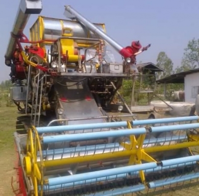 ขายด่วน รถเกี่ยวข้าวเกษตรพัฒนา รุ่น ไอ้หนุ่มไวไฟ เครื่องยนต์วางบน 195 HP HO7D อุ้ม 2.5 ตัน ปั๊มอินตั้นแฝดเบอร์ 22 มอเตอร์ไดกิ้น 22 ช่วงล่างใหญ่ตัวเดินแทรกเตอร์แบบผ่า แน่นดีพร้อมทำงานได้เลยครับ ราคาต่อรองได้ครับ