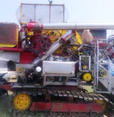 ขายด่วน รถเกี่ยวข้าวเกษตรพัฒนา รุ่น ไอ้หนุ่มไวไฟ เครื่องยนต์วางบน 195 HP HO7D อุ้ม 2.5 ตัน ปั๊มอินตั้นแฝดเบอร์ 22 มอเตอร์ไดกิ้น 22 ช่วงล่างใหญ่ตัวเดินแทรกเตอร์แบบผ่า แน่นดีพร้อมทำงานได้เลยครับ ราคาต่อรองได้ครับ