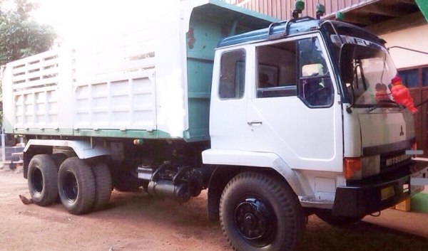 MITSUBISHI FUSO FN527 - 195 HP 6D16 TD-4425 สิบล้อดั๊มพ์ 2 เพลา กระบะดั๊มพ์เหล็ก 12 ตันของ KAC โคราชสภาพสวยจัดทั้งคันพี้อมใช้งานๆได้เลยครับ เครื่องยนต์เดิมๆแรงดีสุดๆเกียร์เดิม 10 SPEED หัวเก๋งเดิมบางภายในเก๋งคอนโซลสวยครบ แอร์ พวงมาลัยเพาเวอร์ ระบบเบรคทริ๊