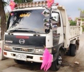 HINO FC3J - 175 HP JO7C หกล้อดั๊มพ์ กระบะดั๊มพ์เหล็ก 5 ตันความยาว 3.60 เมตรสภาพสวยพร้อมใช้งานได้เลยครับ เครื่องแรงดีไม่มีเยิ้ม หัวเก๋งสมอตกแต่งชดแต่งแบบพรีเมี่ยมสวยๆโดยรอบ ภายในเก๋งคอนโซลครบพร้อม แอร์เย็น พวงมาลัยเพาเวอร์ ระบบเบรคทริ๊ปฟี้ครบครัน ช่วงล่างค