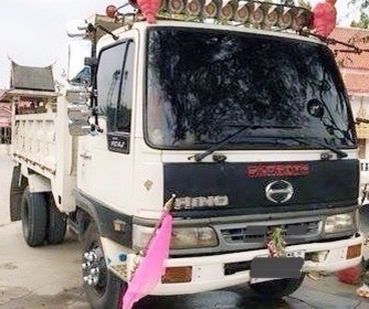 HINO FC3J - 175 HP JO7C หกล้อดั๊มพ์ กระบะดั๊มพ์เหล็ก 5 ตันความยาว 3.60 เมตรสภาพสวยพร้อมใช้งานได้เลยครับ เครื่องแรงดีไม่มีเยิ้ม หัวเก๋งสมอตกแต่งชดแต่งแบบพรีเมี่ยมสวยๆโดยรอบ ภายในเก๋งคอนโซลครบพร้อม แอร์เย็น พวงมาลัยเพาเวอร์ ระบบเบรคทริ๊ปฟี้ครบครัน ช่วงล่างค