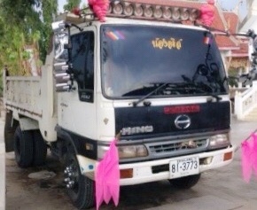 HINO FC3J - 175 HP JO7C หกล้อดั๊มพ์ กระบะดั๊มพ์เหล็ก 5 ตันความยาว 3.60 เมตรสภาพสวยพร้อมใช้งานได้เลยครับ เครื่องแรงดีไม่มีเยิ้ม หัวเก๋งสมอตกแต่งชดแต่งแบบพรีเมี่ยมสวยๆโดยรอบ ภายในเก๋งคอนโซลครบพร้อม แอร์เย็น พวงมาลัยเพาเวอร์ ระบบเบรคทริ๊ปฟี้ครบครัน ช่วงล่างค