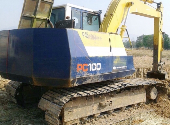 KOMATSU PC 100-5 รถบอดี้สวยมากครับพร้อมทำงานได้เลยไม่มีปัญหา ไฟฟ้าหน้าจอเต็ม เครื่องเดิมปั๊มเดิมๆแห้งดีแรงดีสุดๆครับ ภายในเก๋งสวยสะอาด แอร์เย็น ควบคุมง่ายคล่องตัวดีมาก ภายนอกบูมอาร์มสวยไม่มีปะ เอวแน่น ช่วงล่างดีโรลเลอร์โซ่บูทใบแทรกหนาดีประมาณ 70\% พร้อมทำง